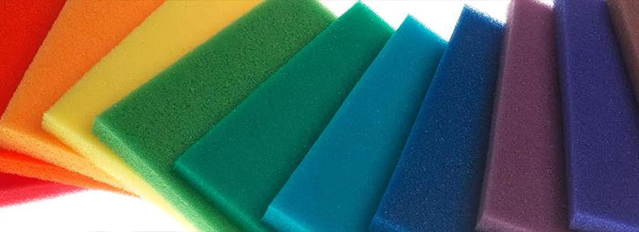 Koudschuimplaten in verschillende kleuren en kwaliteiten, waaiervormig naast elkaar