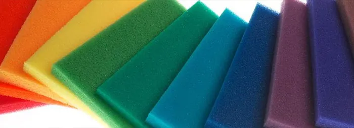 Schuimplaten in verschillende kleuren naast elkaar, elk met een eigen kwaliteit en dichtheid